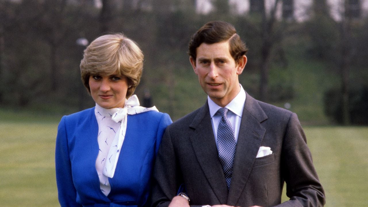 El 24 de febrero de 1981, Lady Diana Spencer y el príncipe Carlos de Gales posaron para los periodistas tras el anuncio oficial del compromiso.