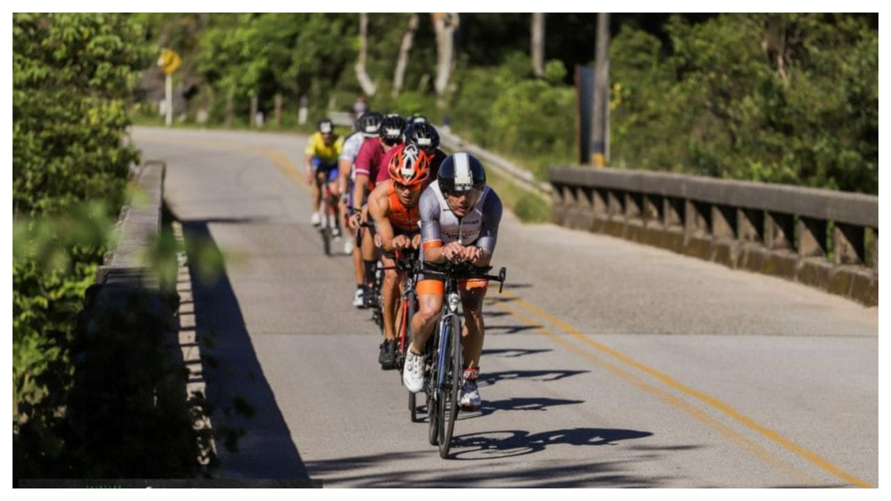 En media distancia los competidores recorren 90 kilómetros en bicicleta, pero en las distancias completas llegan a pedalear 180 kilómetros.