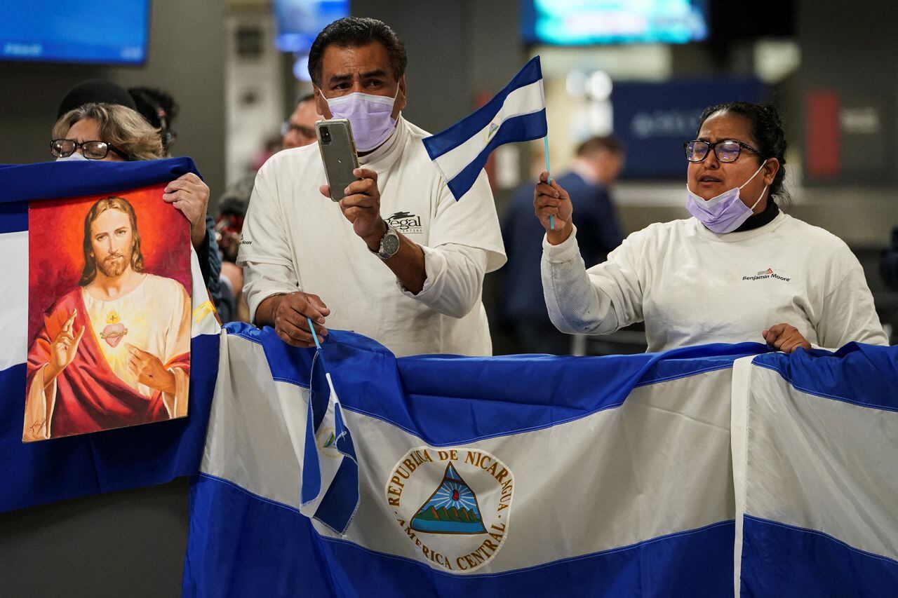 Activistas esperan la llegada de algunos de los más de 200 presos políticos de Nicaragua al Aeropuerto Internacional Dulles en Virginia, en las afueras de Washington, EE. UU., luego de ser liberados y trasladados a Estados Unidos.