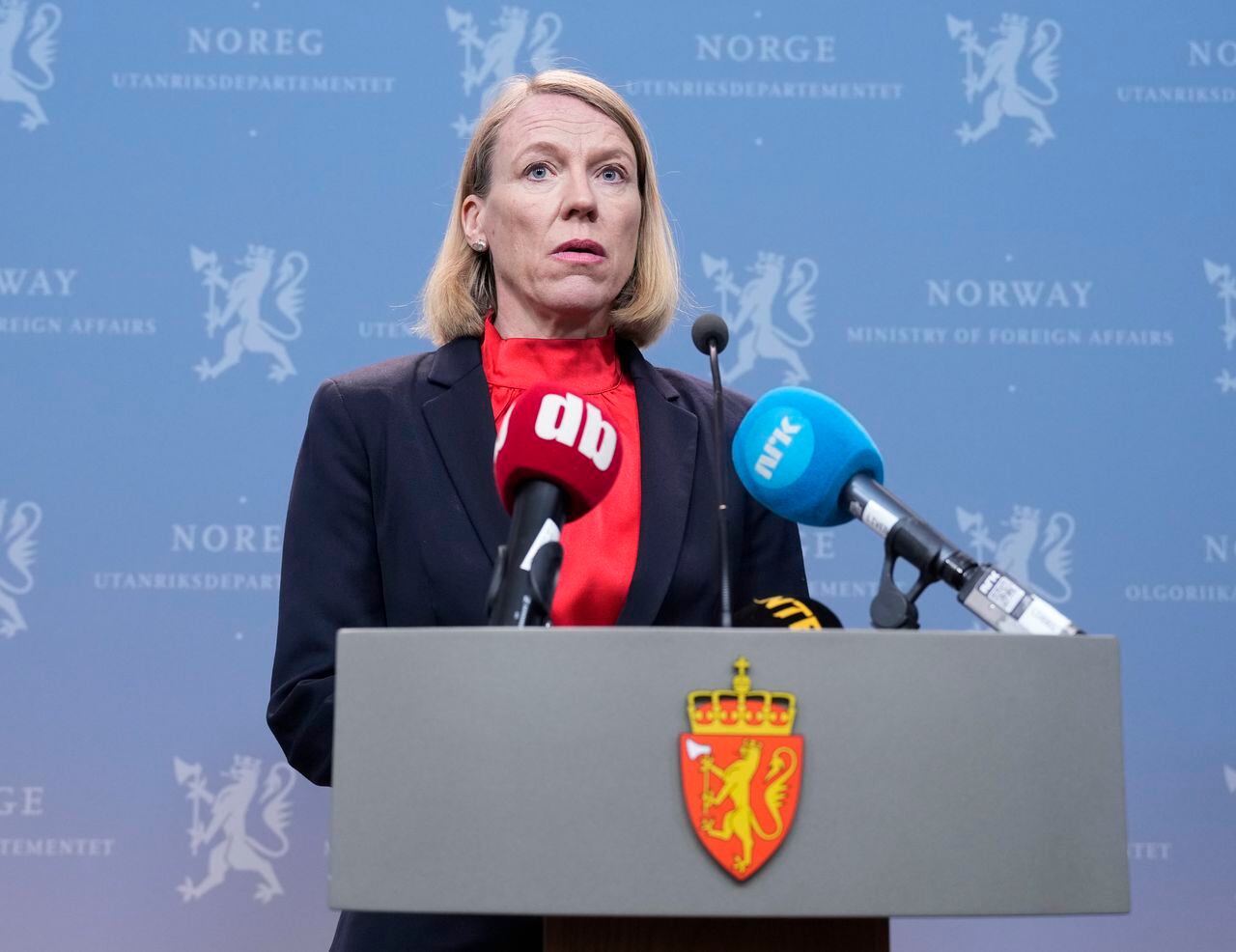 La ministra de Relaciones Exteriores de Noruega, Anniken Huitfeldt, da una conferencia de prensa en el Ministerio de Relaciones Exteriores en Oslo, Noruega
