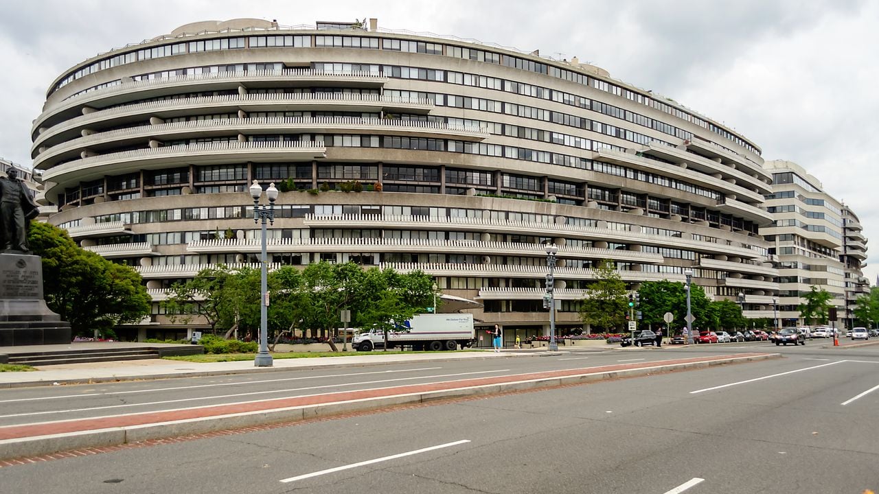 El complejo Watergate alrededor de mayo de 2013. El complejo es un grupo de cinco edificios en el vecindario Foggy Bottom de Washington, DC y es mejor conocido por el escándalo Watergate del entonces presidente Richard Nixon