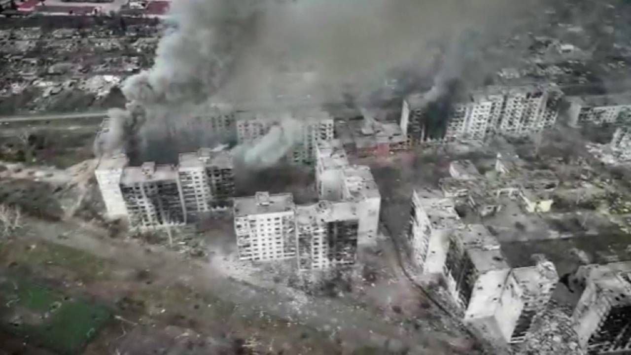 Imágenes de drones sobre Bajmut muestran devastación en medio de combates.