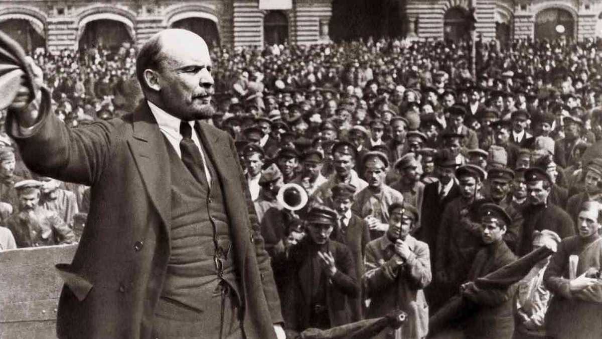 Vladímir Ilich Uliánov (Lenin ??´???), Líder del sector bolchevique del Partido Obrero Socialdemócrata de Rusia, se convirtió en el principal dirigente de la Revolución de Octubre de 1917. 