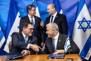 El canciller israelí Yair Lapid (abajo a la derecha) le da la mano al canciller hondureño Lisandro Rosales (abajo a la izquierda) mientras el primer ministro israelí Naftali Bennett (arriba a la derecha) habla con el presidente hondureño Juan Orlando Hernández (arriba a la izquierda) durante la firma de acuerdos bilaterales en Oficina del  Primer Ministro en Jerusalén.