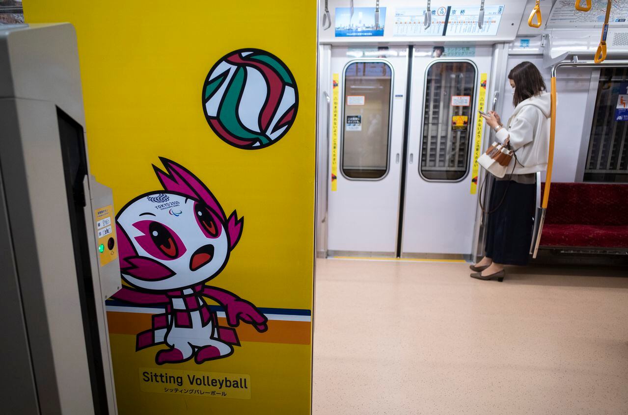 Una mujer con mascarilla en un vagón del metro de Tokio, el jueves 13 de mayo de 2021. (AP Foto/Hiro Komae)