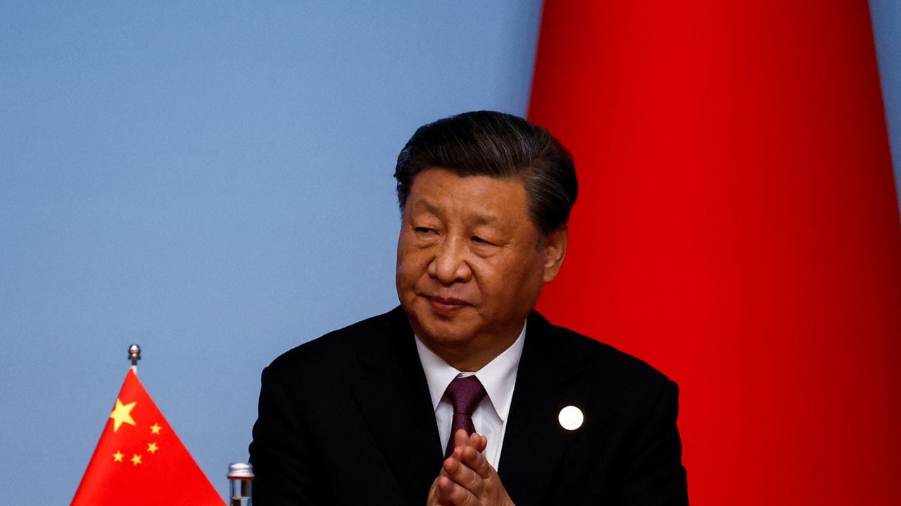 El presidente chino, Xi Jinping, aplaude durante la conferencia de prensa conjunta para la Cumbre China-Asia Central en Xian, provincia de Shaanxi, China