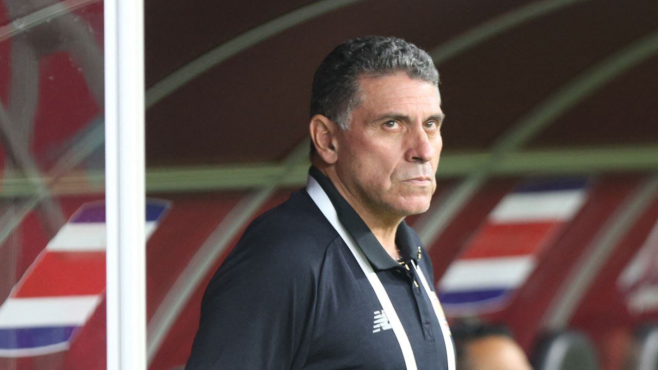 Costa Rica's Colombian coach Luis Fernando Suarez looks on during the FIFA World Cup 2022 inter-confederation play-offs match between Costa Rica and New Zealand on June 14, 2022, at the Ahmed bin Ali Stadium in the Qatari city of Ar-Rayyan. (Photo by Mustafa ABUMUNES / AFP)