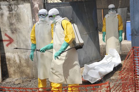(ARCHIVOS) En esta foto de archivo tomada el 8 de marzo de 2015, miembros de la Cruz Roja de Guinea trasladan el cuerpo de una persona que murió por el virus del Ébola en el hospital Donka de Conakry. - La Organización Mundial de la Salud el 19 de junio de 2021 anunció oficialmente el final del segundo brote de ébola en Guinea, que se declaró el 14 de febrero.
Fue el segundo brote de este tipo en el país desde la devastadora epidemia de ébola de 2013-2016 en África occidental, que dejó 11.300 muertos en Guinea, Liberia y Sierra Leona. (Foto de CELLOU BINANI / AFP)