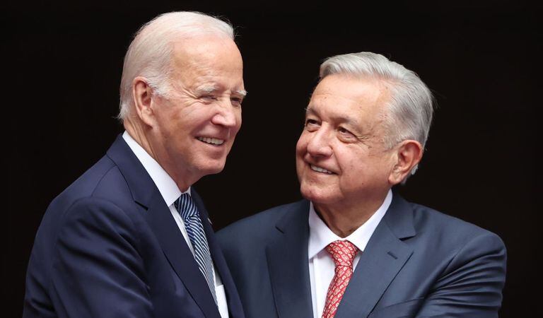 El presidente de Estados Unidos, Joe Biden, junto al presidente de México, Andrés Manuel López Obrador, en la reunión que tuvieron los dos mandatarios en la frontera de los dos países