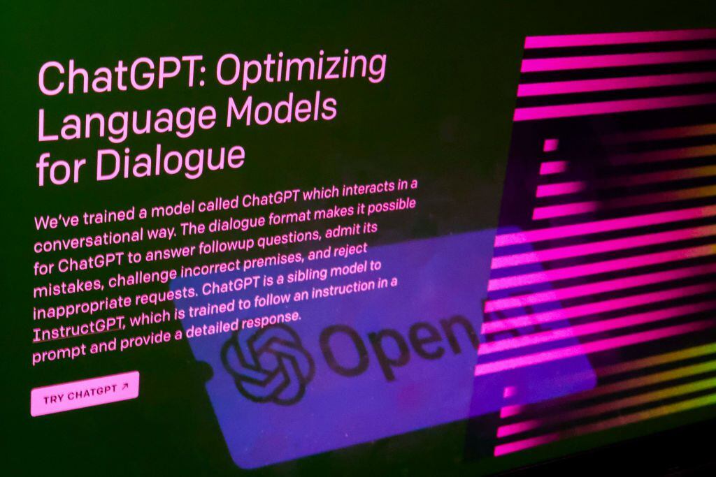 El sitio web de ChatGPT y OpenAI se proyecta para una foto ilustrativa en Gliwice (Polonia), el 21 de febrero de 2023 (Foto de Beata Zawrzel/NurPhoto vía Getty Images)