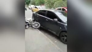 Un vehículo atropelló a dos motocicletas en Medellín y luego huyó.