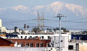 Así se ven las montañas de San Gabriel desde la ciudad de Los Ángeles, California