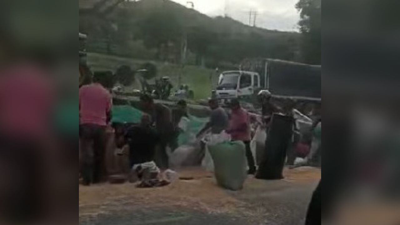 Decenas de personas saquearon el maíz que transportaba el camión.