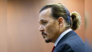 El actor Johnny Depp comparece en la sala del Tribunal de Circuito del Condado de Fairfax en Fairfax, Virginia, el miércoles 27 de abril de 2022. Foto: Jonathan Ernst/vía AP.