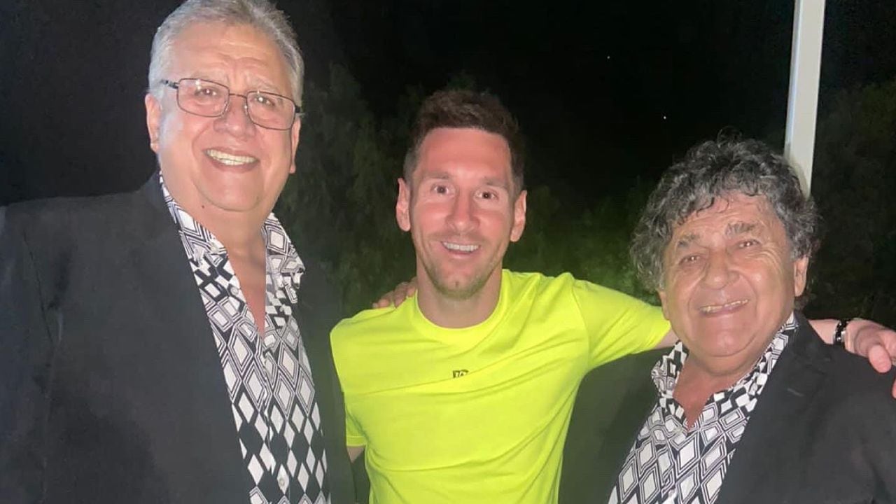Lionel Messi posa junto a Marcos Camino y Rubén Deicas, integrantes de Los Palmeras