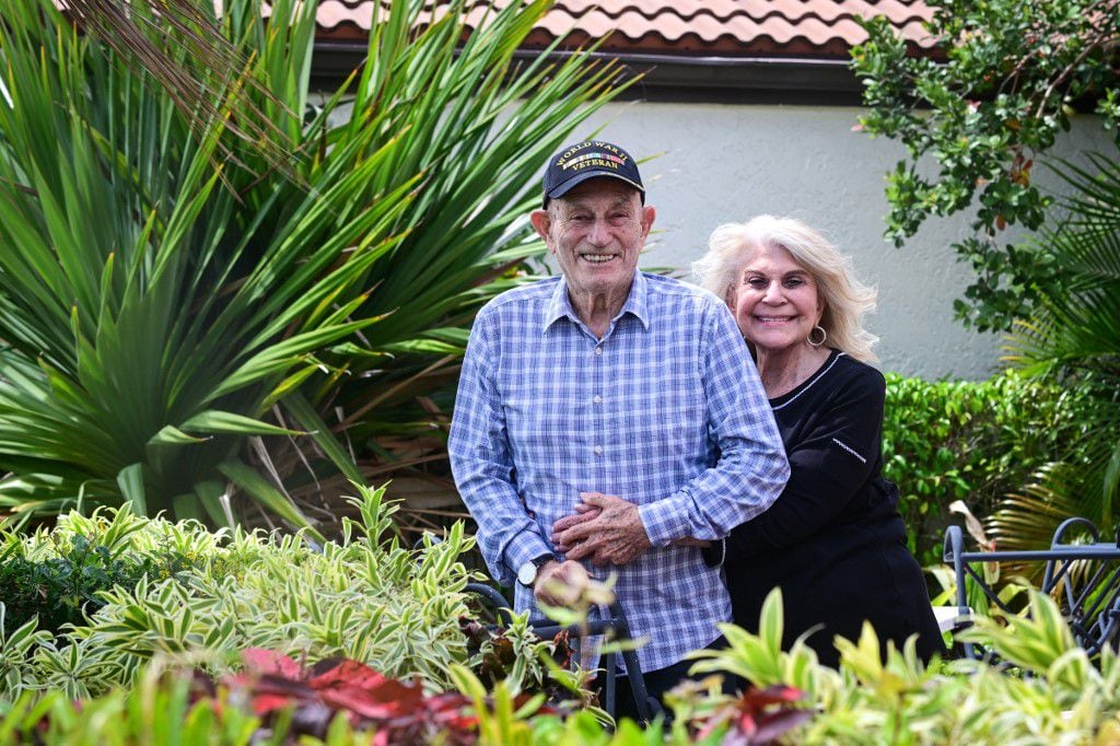 El veterano de la Segunda Guerra Mundial Harold Terens, de 100 años, y su prometida Jeanne Swerlin, de 96, posan durante una entrevista el 3 de abril de 2024 en Boca Ratón, Florida (Foto de GIORGIO VIERA / AFP)