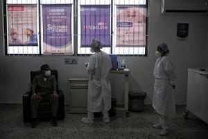 Equipo médico del Hospital Universitario de Sincelejo a la espera de ser vacunados.