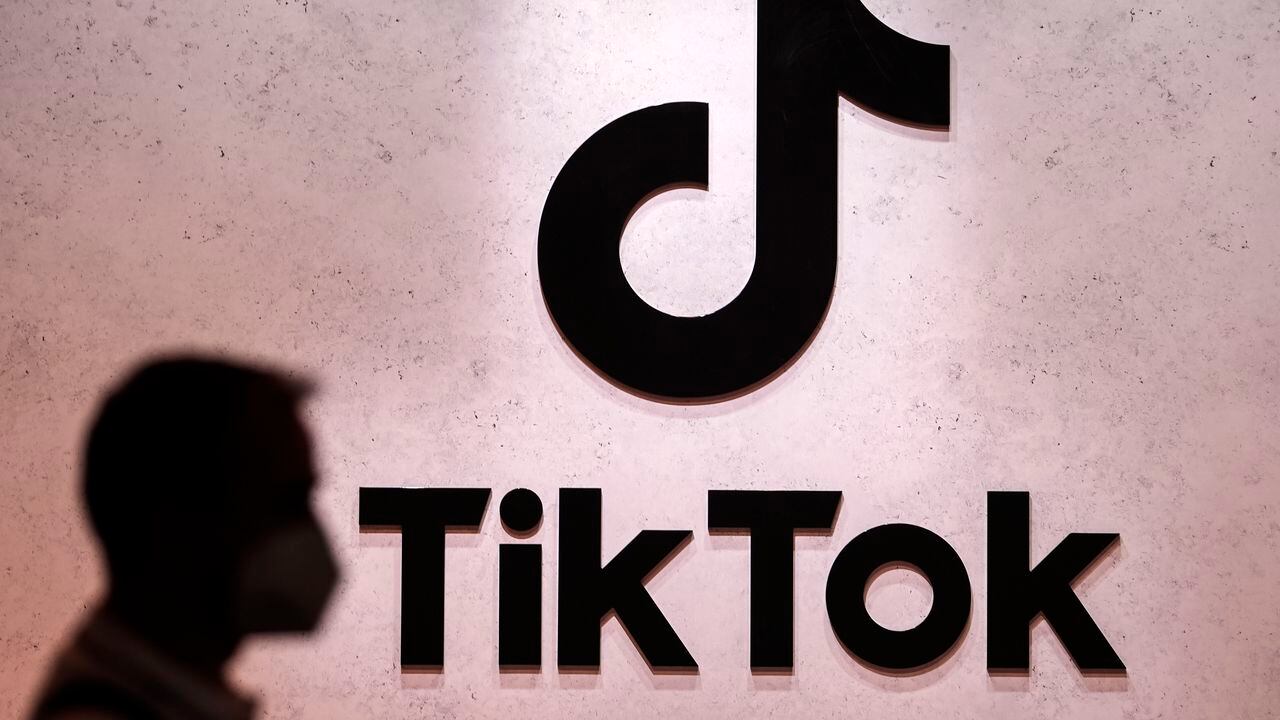 Logo de TikTok, red social que se ha convertido en el principal rival de Instagram. 
(AP Foto/Martin Meissner, archivo)
