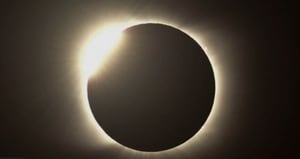 Durante el eclipse se pudo apreciar la corona solar, que forma este efecto conocido como anillo de diamante.