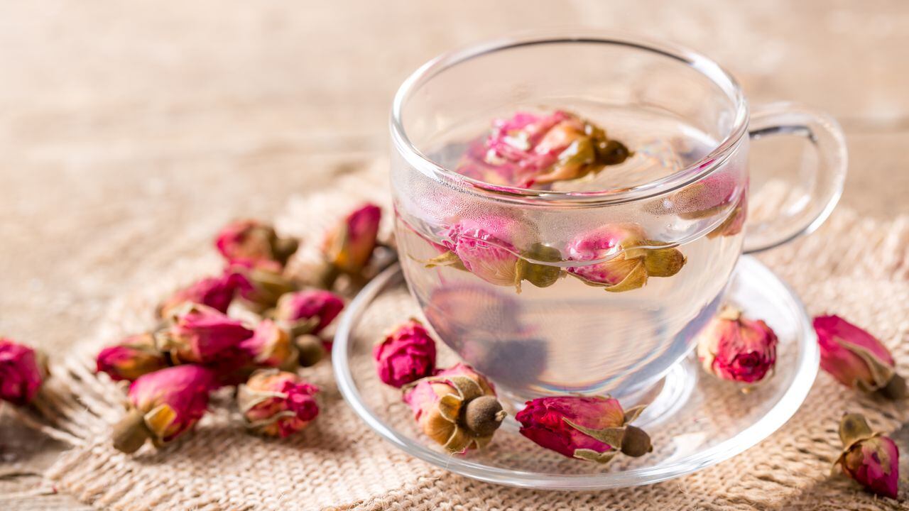 El té de rosas nocturno también ayuda a tener un sueño reparador. Foto: Getty Images.