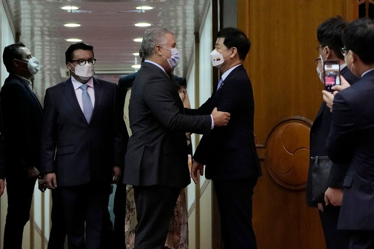 El presidente de Colombia, Ivan Duque, es recibido por el ministro de Coordinación de Políticas del Gobierno de Corea del Sur, Koo Yun-chul, a su llegada al aeropuerto de Seúl en Seongnam, Corea del Sur. (AP Photo/Ahn Young-joon)