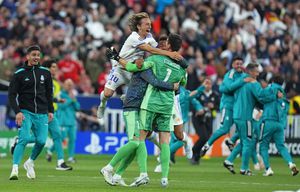 Los jugadores del Real Madrid celebran su Champions número 14.