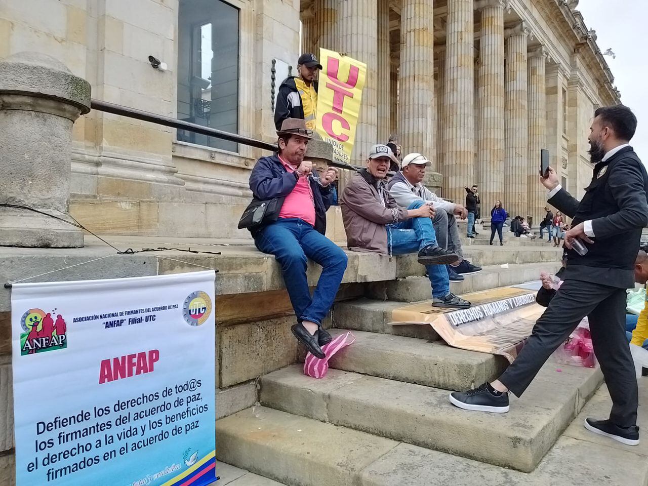 Integrantes de la Unión de Trabajadores de Colombia protestas por falta de atención del Ministerio de Trabajo