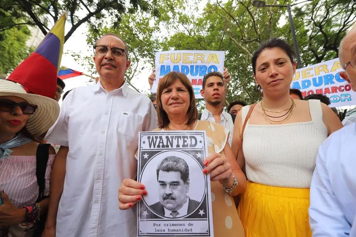 Patricia Bullrich acompañó una protesta de venezolanos contra la visita de Nicolás Maduro a la Argentina.