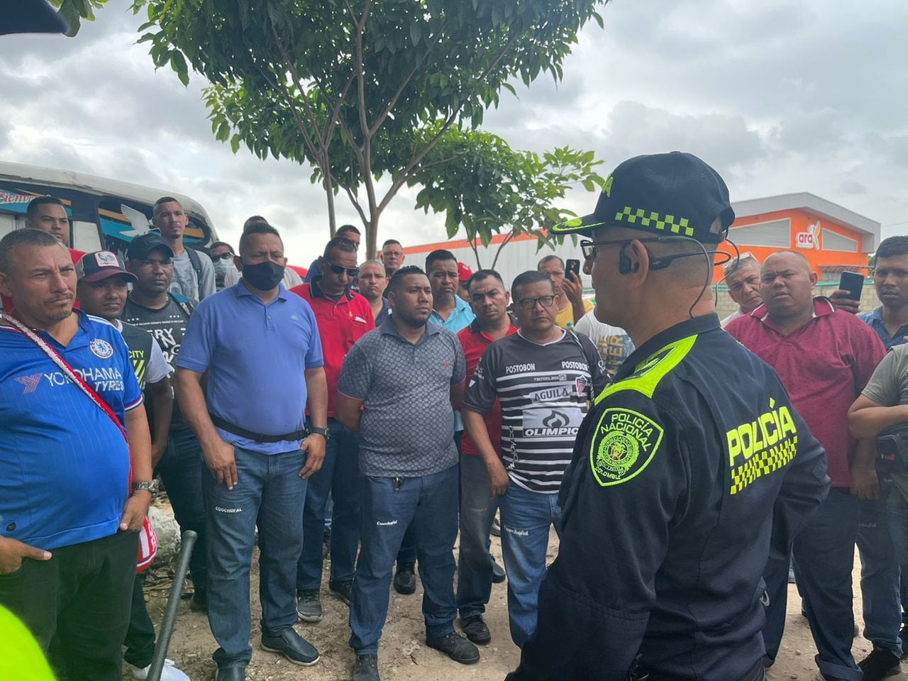 El comandante de la Policía Metropolitana de Barranquilla, coronel Jorge Urquijo, estableció una conversación con los trabajadores de la empresa Coochofal, en la Circunvalar
