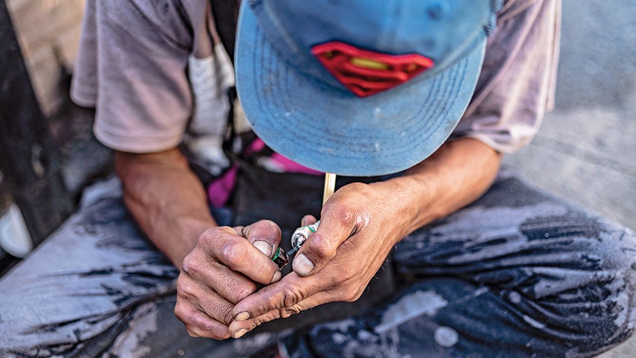  Un joven consumidor en Bogotá, de solo 15 años, cuenta que ha accedido al fentanilo puro o en cocteles de drogas en chiquitecas ilegales que se realizan en distintas localidades en la ciudad.