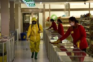 El 12 de mayo de 2022, Corea del Norte confirmó su primer caso de Covid-19, y los medios estatales lo declararon un "incidente de emergencia nacional grave" después de más de dos años de supuestamente mantener a raya la pandemia. (Foto de KIM Won Jin / AFP)