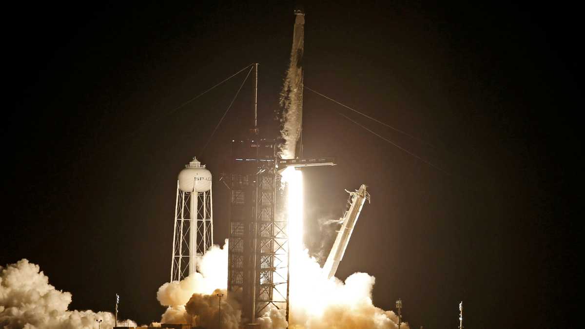 Se lanza un cohete SpaceX Falcon 9, con la cápsula Crew Dragon, que transporta a cuatro astronautas en una misión comercial de la tripulación de la NASA en el Centro Espacial Kennedy en Cabo Cañaveral, Florida. REUTERS / Thom Baur / Foto de archivo