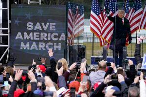 El presidente Donald Trump arriba el 6 de enero de 2021 a un mitin de sus simpatizantes, en Washington. (AP Foto/Jacquelyn Martin, archivo)