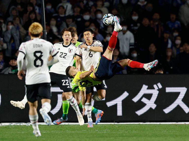 Rafael Santos Borré marca golazo de chilena ante Japón