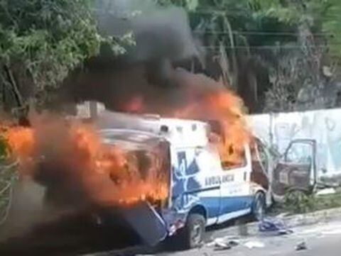 El impacto ocasionó que el vehículo se prendiera en llamas, generando una situación de emergencia.