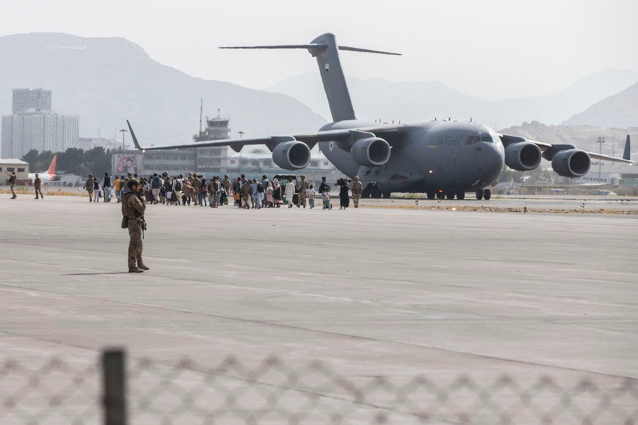 Foto proporcionada por el Cuerpo de Marines de los EE. UU., Los evacuados se embarcan en un Boeing C-17 Globemaster III de la Fuerza Aérea de los EE. UU. Durante una evacuación en el Aeropuerto Internacional Hamid Karzai en Kabul, Afganistán. (Sargento Samuel Ruiz / Cuerpo de Marines de EE. UU. A través de AP)