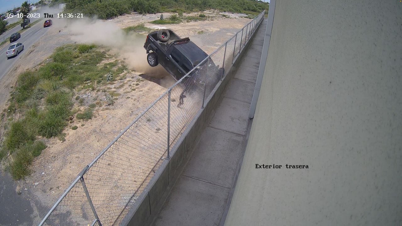 Una camioneta choca contra una pared en Nuevo Laredo, Tamaulipas, México, el 18 de mayo de 2023