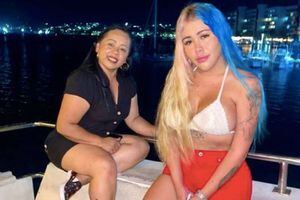 Yina Calderón junto a su mamá