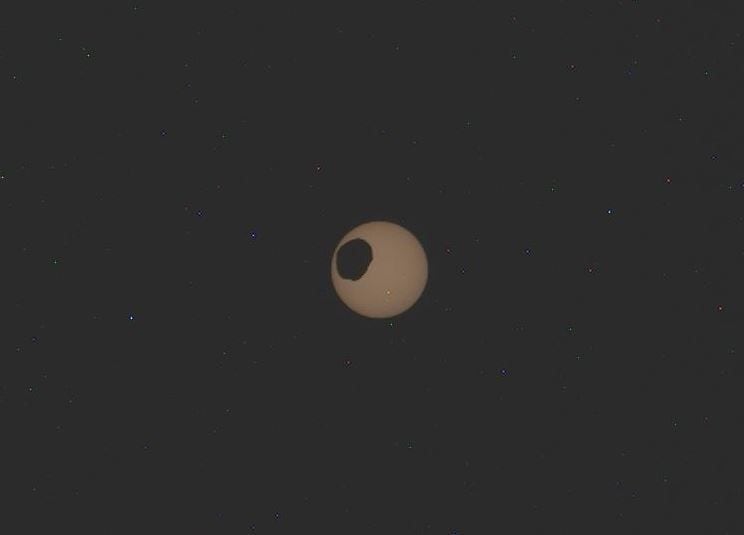 Luna Fobos de Marte vista pasando por delante del Sol desde la posición del rover Perseverance