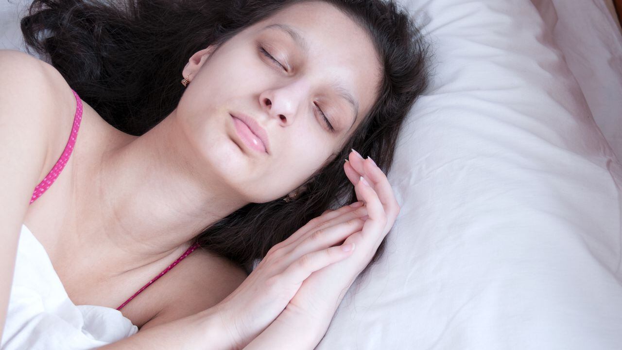 Dormir es una actividad importante para el cuerpo pero con el cabello mojado, no.