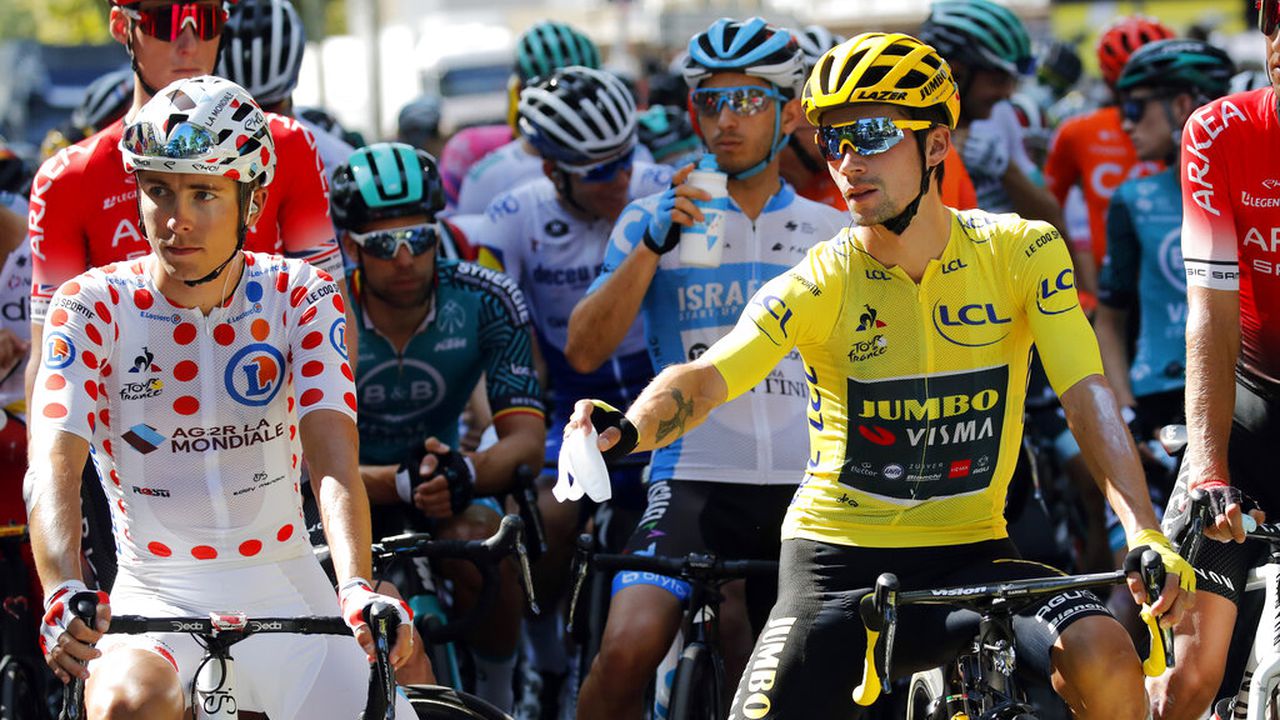 Roglic y Cosnefroy en el inicio de la etapa 15 del Tour de Francia.