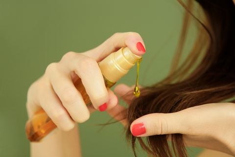 El aceite de argán es conocido por su capacidad para reparar el cabello.