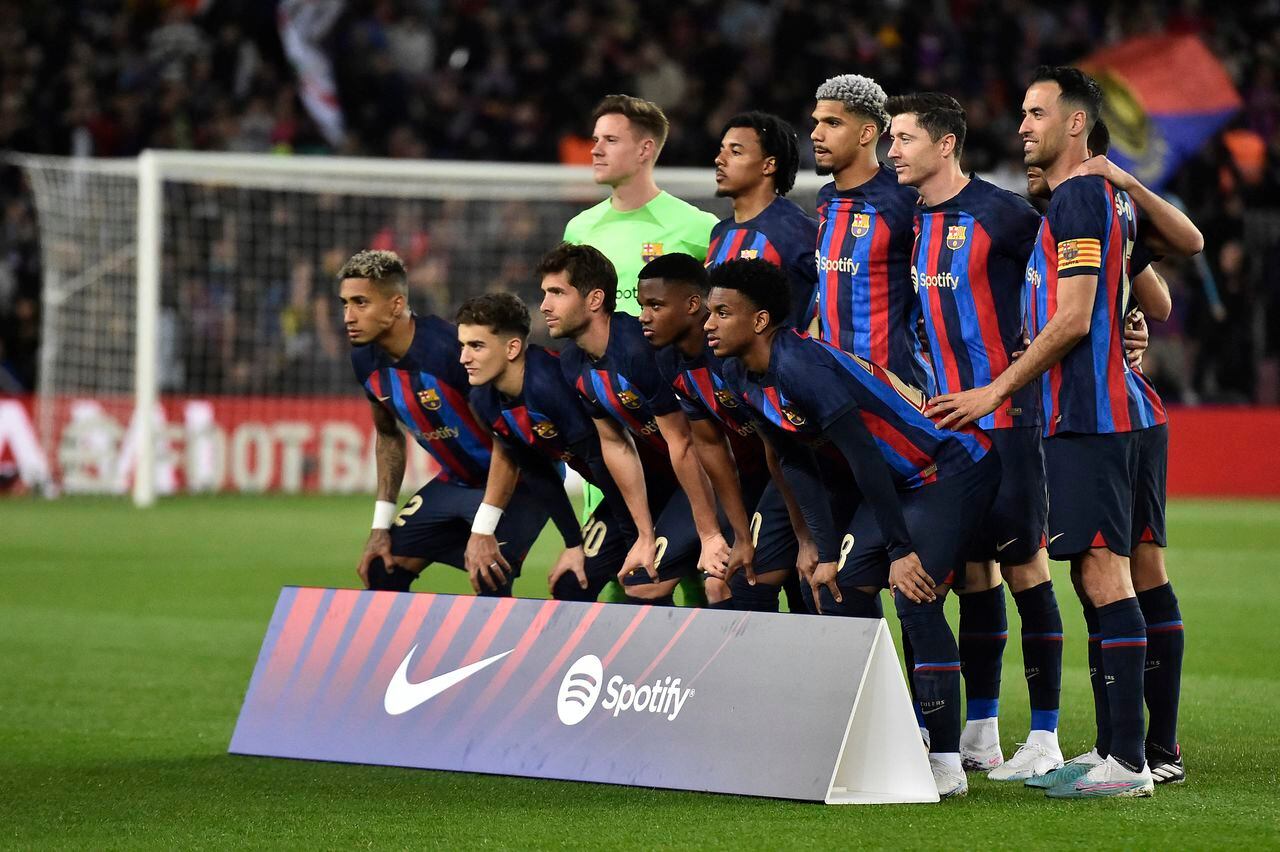 Players of team Barcelona pose before the Spanish league football match between FC Barcelona and Girona FC at the Camp Nou stadium in Barcelona on April 10, 2023. (Photo by Pau BARRENA / AFP)