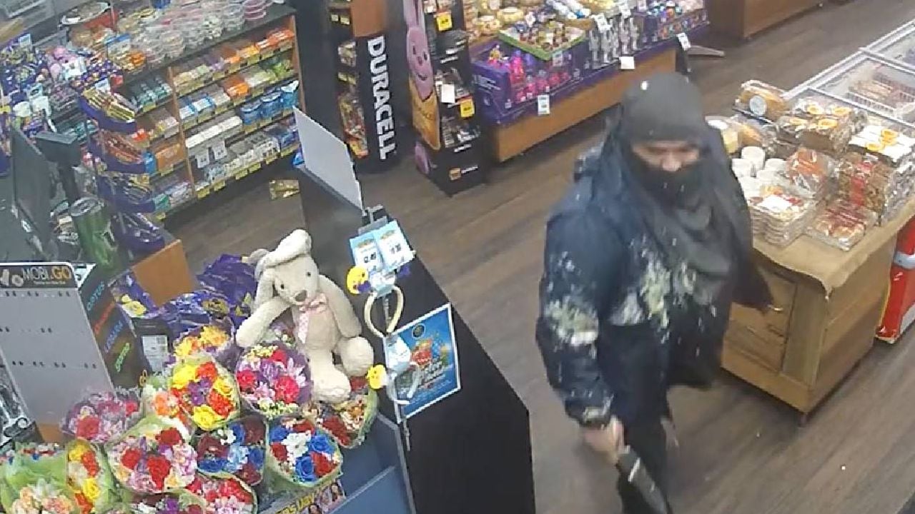 Curiosa reacción de un empleado de supermercado que intentó defenderse de robo lanzando una natilla al ladrón.