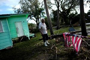 Una bandera estadounidense destrozada, enrollada en su asta en el jardín delantero de Herman Neely, un funcionario de prisiones retirado, luego de que la marejada ciclónica causada por Idalia causó daños a su vivienda, en Horseshoe Beach, Florida, el 31 de agosto de 2023, un día después del paso del huracán. (AP Foto/Rebecca Blackwell)
