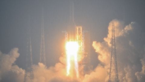 Un cohete Gran Marcha 5, que transporta la sonda lunar de la misión Chang'e-6