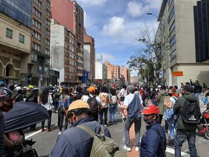 Varios manifestantes hacen presencia en la Carrera Séptima frente a la Universidad Javeriana, en Chapinero.