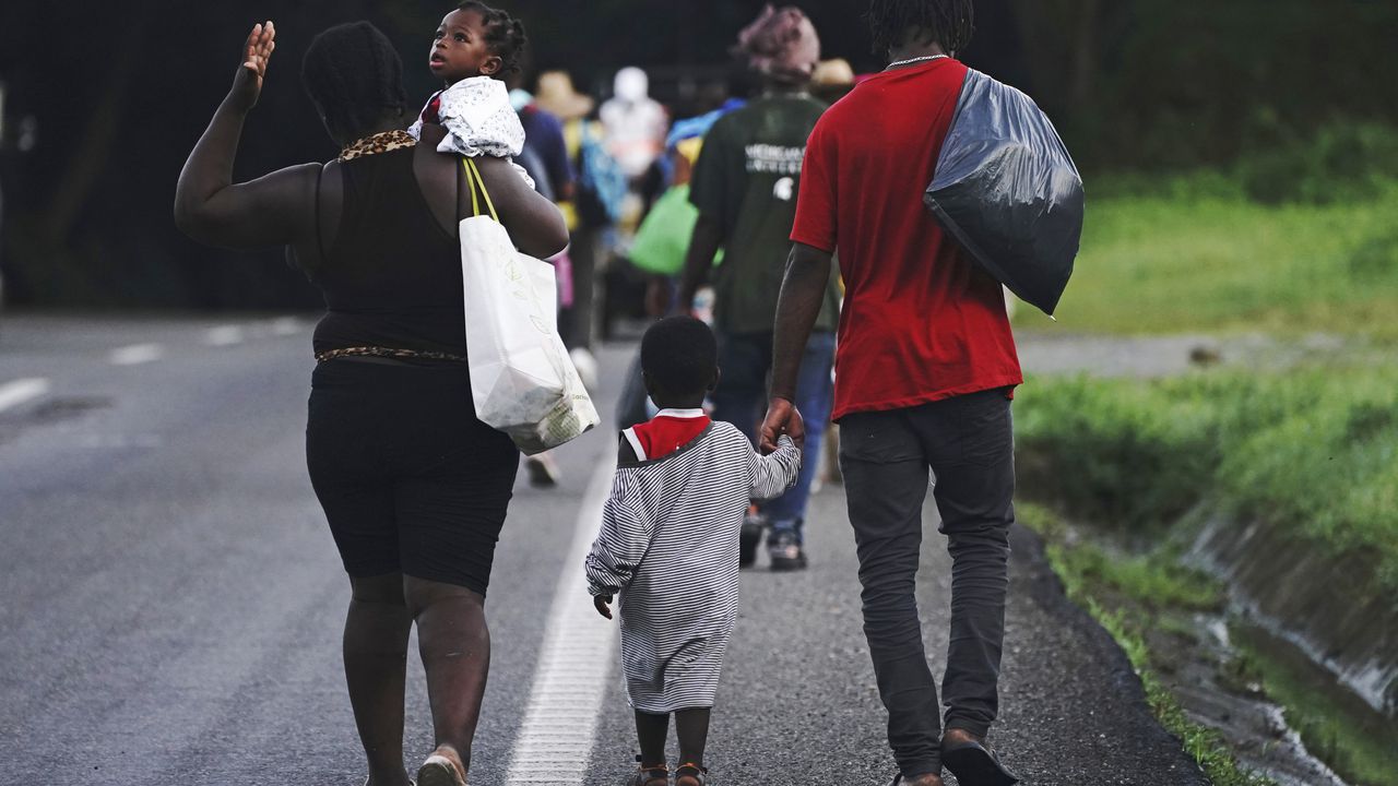 Cientos de haitianos han emigrado hacia otros países huyendo de la crisis humanitaria que atraviesa el país caribeño. (AP Photo/Marco Ugarte)