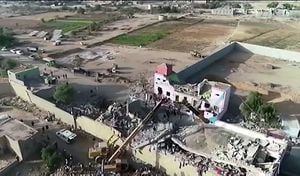 Esta captura de imagen de un video proporcionado por el centro de medios Ansarullah Media el 21 de enero de 2022 muestra la destrucción en una prisión en el bastión rebelde hutí de Saada en el norte de Yemen después de que fue atacada en un ataque aéreo que dejó muchos muertos o heridos. - Un ataque aéreo destruyó una prisión en el bastión rebelde hutí de Saada en el norte de Yemen, dejando muchos muertos o heridos, dijeron los insurgentes mientras la Cruz Roja confirmaba un ataque. (Photo by Ansarullah media center / AFP)