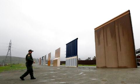 Fotografía de Archivo de AP. Un agente camina en dirección a los prototipos de un muro fronterizo en San Diego, en 2019.